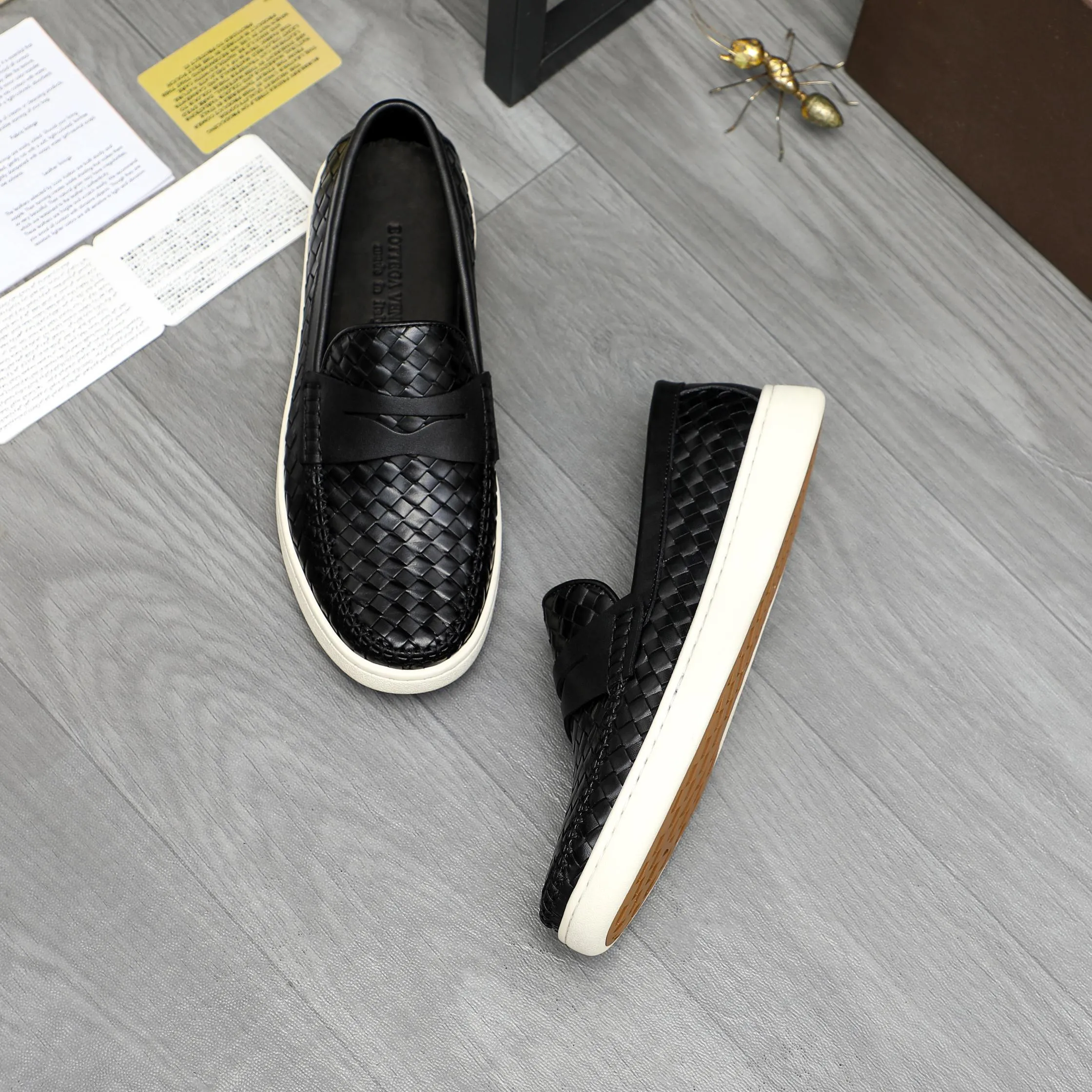 Men's shoes 💰500 Product trademark: BV "Bottega Veneta" woven slip-on casual men's shoes Regular size: 38-45 (custom-made 45 non-returnable) Product materials: Selected woven cowhide upper, cowhide lining, rubber outsole